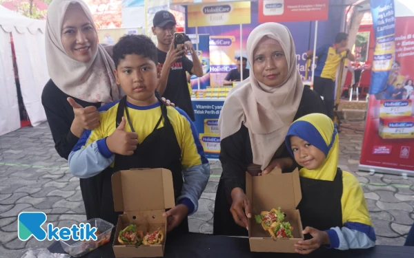 Thumbnail Berita - Istri Wali Kota Surabaya Rini Indrayani Ajak Anak-Anak Makan Ikan di Cooking Class Tuna Salsa