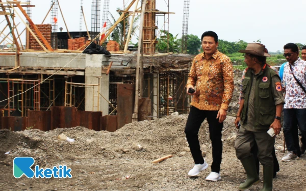 Bupati Sidoarjo Subandi Gusar saat Sidak Proyek Boezem Kedungpeluk
