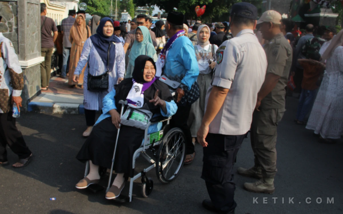 Foto Calon Jemaah Haji Jombang tiba di area Pendopo Kabupaten Jombang, 6 Mei 2026. (Foto: Rifat/Ketik.com)