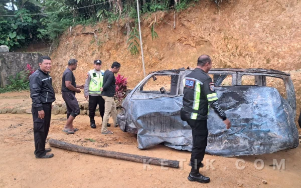 Thumbnail Berita - Hendak Belanja Lebaran, Mobil Suzuki Futura Milik Warga Pacitan Tiba-tiba Terbakar