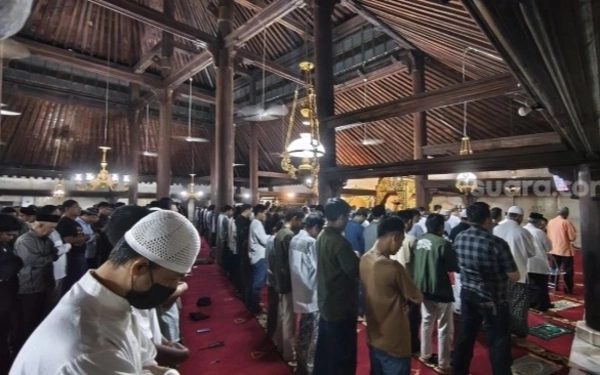 Thumbnail Berita - Ikuti Kalender Hijriah Global Tunggal, Tarawih Perdana di  Masjid Jogokariyan dan Gedhe Kauman Yogyakarta Dipadati Jamaah