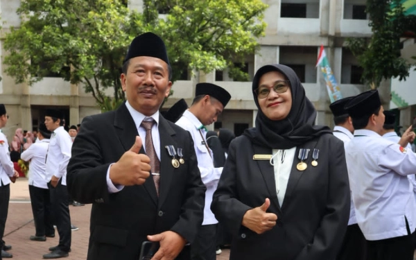 Thumbnail Berita - 30 Tahun Menjaga Nadi Pendidikan, Dua Guru MTsN 1 Kota Malang Raih Satyalancana Karya Satya XXX