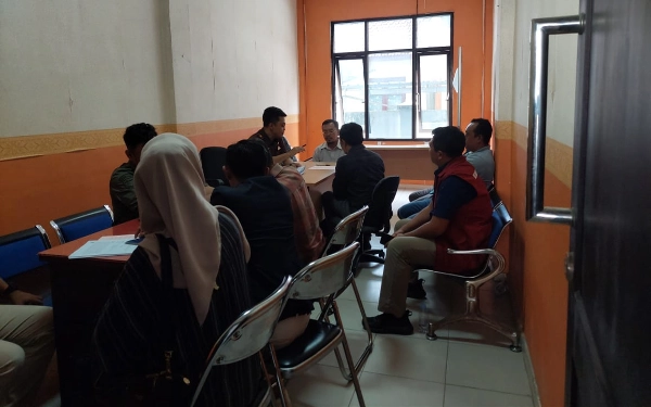 Thumbnail Penyidik Unit 2 Tipidkor Ditreskrimsus Polda Jatim di dengan tersangka kasus korupsi dana PEN di Kejari Sampang. (Foto: Mat Jusi/Ketik.com)