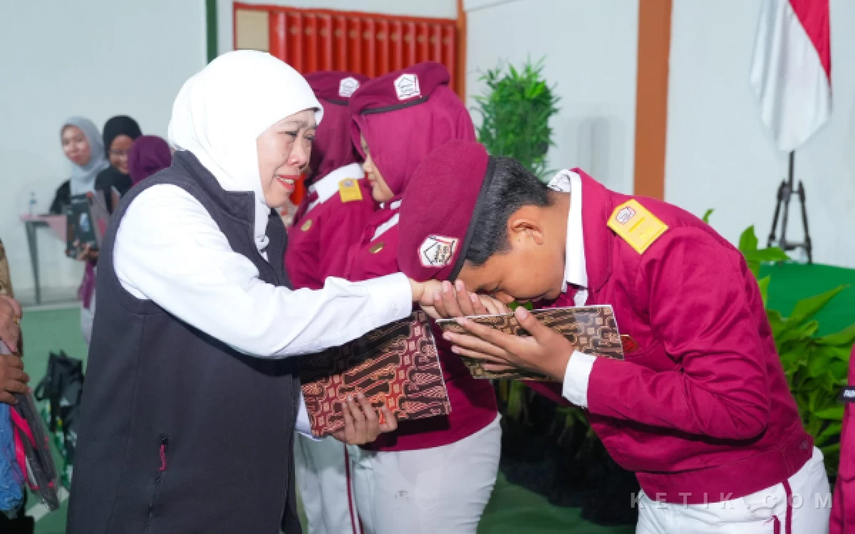 Foto Gubernur jatim Khofifah Indar Parawansa rayakan hardiknas di sekolah rakyat mojokerto (foto : humas pemprov jatim/ ketik.com)