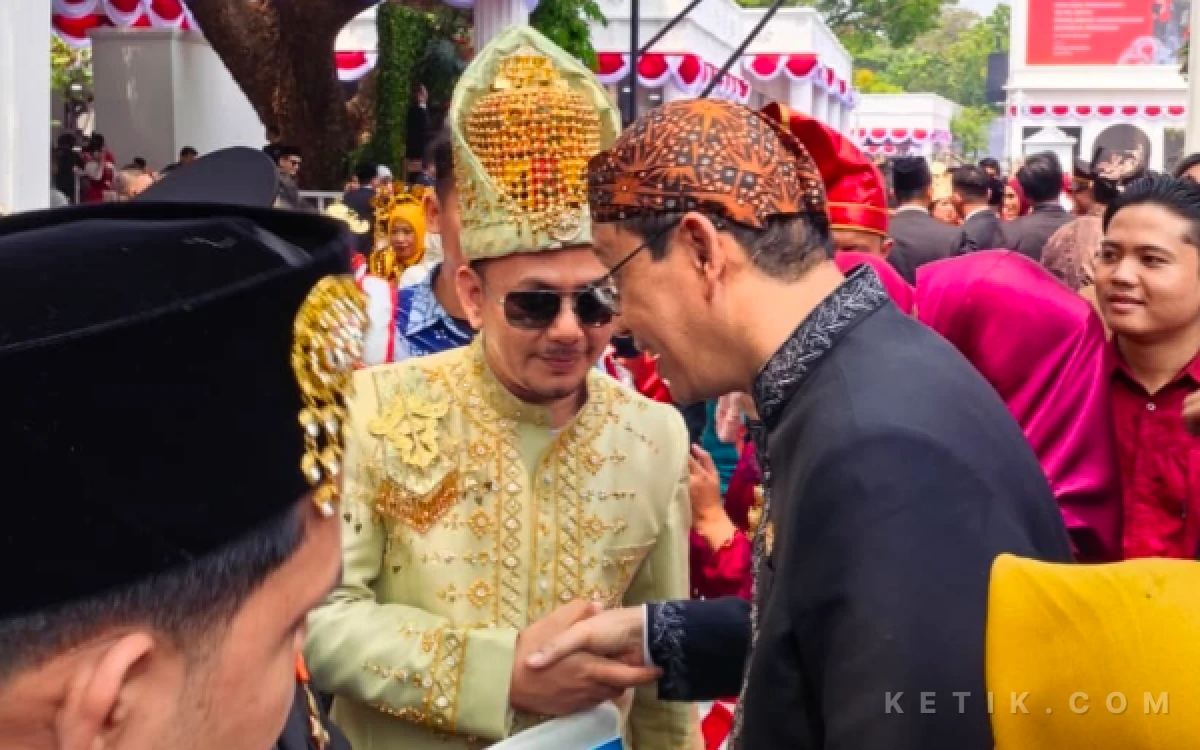 Foto Aris Wandi bersalaman dengan Gubernur DIY Sri Sultan Hamengkubuwono X Bendara Raden Mas Herdjuno Darpito di Istana Negara, Jakarta, Senin (17/8/2026). (Foto: Dok Ketik)