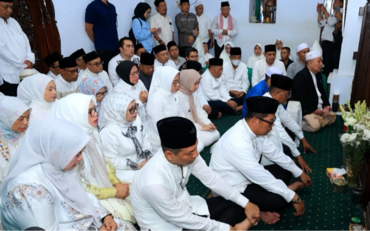 Thumbnail Berita - Doa Bersama di Makam Kesultanan, Andra Soni: Kenang Sejarah untuk Wujudkan Banten Maju