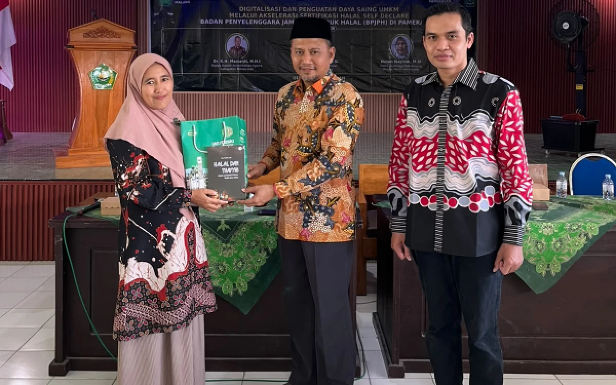 Foto Utiya Hikmah, M.Si., dari Lembaga Pelatihan Halal Center UIN Malang menyerahkan cendera mata kepada Kepala Kantor Kementerian Agama Kabupaten Pamekasan, Dr. KH. Mawardi, M.H.I. (Foto: Fakultas Syariah UIN Malang)