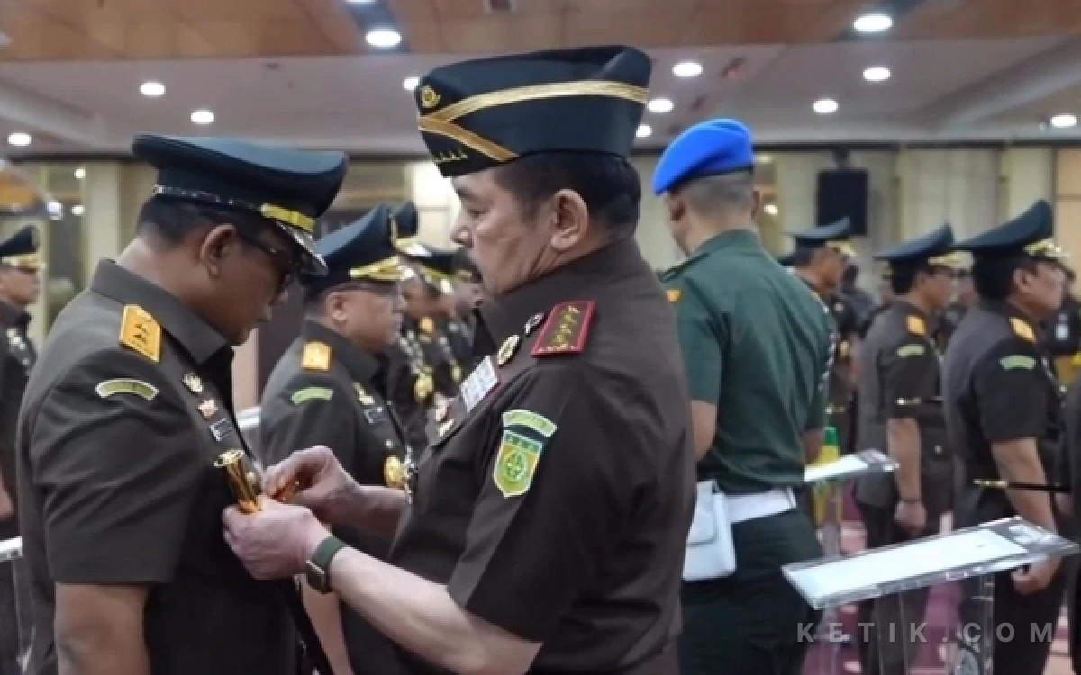 Foto Jaksa Agung RI ST Burhanuddin menyematkan tanda jabatan kepada pejabat yang dilantik pada prosesi pengambilan sumpah dan pelantikan jajaran Kejaksaan Tinggi dan Eselon II di Kejaksaan Agung, Jakarta. (Foto: Puspenkum Kejagung for Ketik.com)