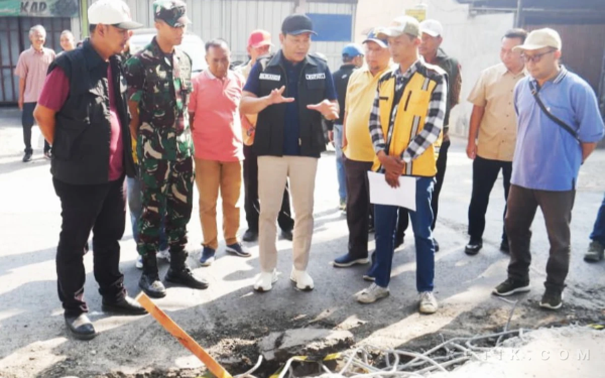 Foto Bupati Subandi melakukan sidak proyek betonisasi jalan di ruas antara RPH Krian hingga Balai Desa Kemangsen, Kecamatan Krian, pada Selasa (26 Agustus 2026) yang diminta jangan terlambat. (Foto: Dokumen)