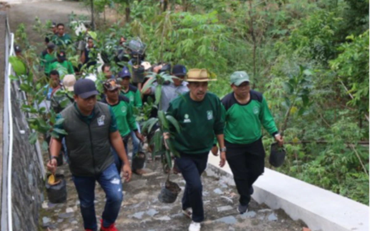 Thumbnail Berita - Tandai Hari Fraksi, PKB Trenggalek Lakukan Penghijauan di Lereng Makam Mbah Putih