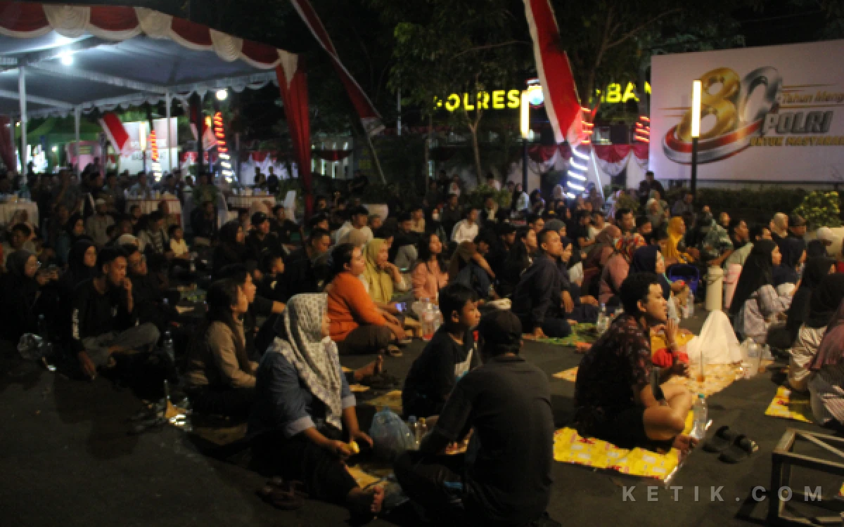 Foto Suasana gelaran wayang kulit di depan Polres Jombang, 15 Juni 2026. (Foto: Rifat/Ketik.com)