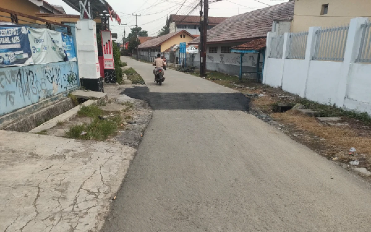 Foto Kondisi Jalan Bhakti Manunggal yang tengah dilakukan perbaikan melalui pengaspalan hotmix. (Foto: Abdul Kohar/Ketik.com).