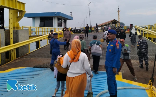 Thumbnail Berita - Kawal Arus Nataru, Satpolairud Polres Situbondo Pastikan Penyeberangan di Pelabuhan Jangkar Aman