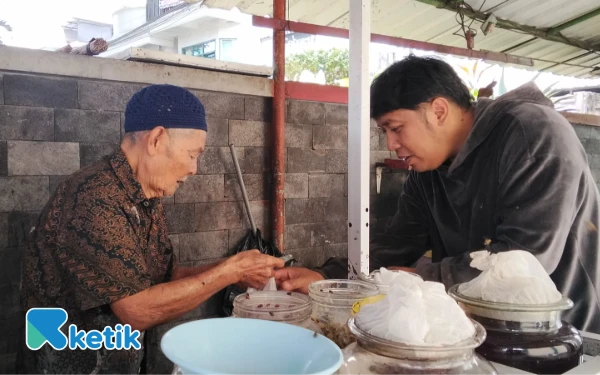 Thumbnail Berita - 71 Tahun Jualan Es Campur di Kota Batu, Mbah Said Ungkap “Jamu Jaran” Rahasia Awet Mudanya