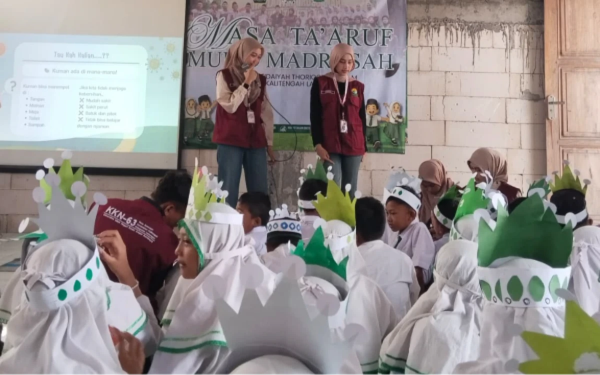 Foto Mahasiswa KKN sedang menyampaikan materi tentang Perilaku Hidup Bersih dan Sehat (PHBS) pada Selasa, 14 Juli 2026 (Foto : Dokumentasi Tim PDD KKN 63 UINSA)