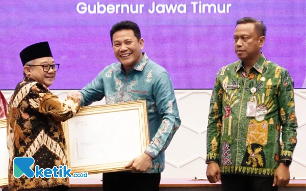 Thumbnail Berita - Bupati Sidoarjo Subandi Terima Penghargaan Mendikdasmen atas Dedikasi pada Bahasa Indonesia