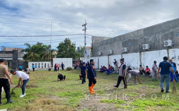 Thumbnail Berita - Gerakan Indonesia Asri, Forkopimcam Asembagus Situbondo Bersihkan Taman Makam Pahlawan