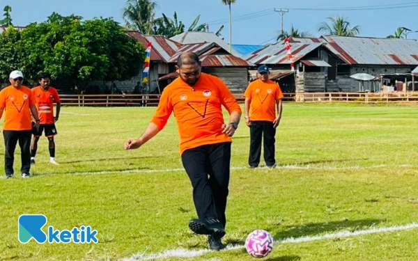Thumbnail Berita - Bassam Kasuba Tendang Bola Perdana, Buka Turnamen Bisui Cup V 2025