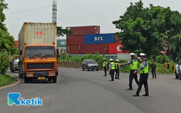 Thumbnail Berita - Ditlantas Polda Jatim Berlakukan Pembatasan Angkutan Barang Selama Puncak Libur Nataru