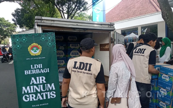 Thumbnail Berita - Wujud Ukhuwah! LDII Kota Malang Bagikan Air Minum Gratis untuk Jemaah 1 Abad NU di Gajayana