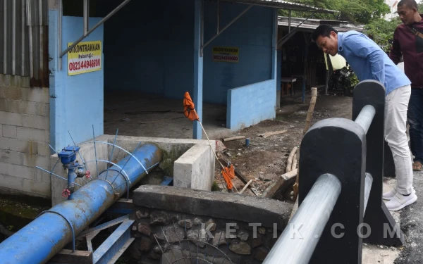 Thumbnail Berita - Bupati Subandi Minta Kontraktor Perbaiki Aspal Retak di  Jembatan Banjarsari Buduran