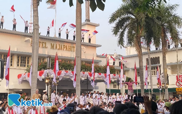 Seru! Ribuan Peserta Meriahkan Refleksi Perobekan Bendera di Hotel Yamato