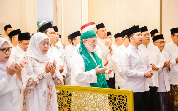Thumbnail Berita - Rahasia Hati Bersih ala Syeikh Al-Jailani! Khofifah Instruksikan Wagub Emil Pimpin Kajian ASN Jatim