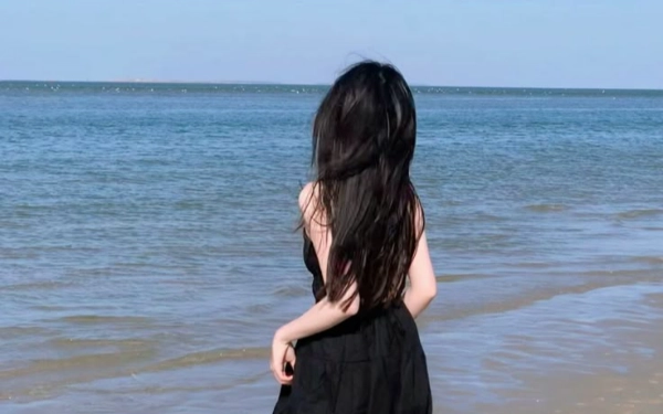 Thumbnail Berita - Anti Lepek! Rahasia Rambut Tetap 'Badai' Walau Seharian Pakai Helm dan Kena Angin Pantai