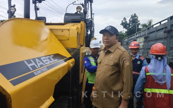Thumbnail Berita - Bupati Situbondo Pantau Perbaikan Jalan Pantura, Optimis Arus Mudik Lancar