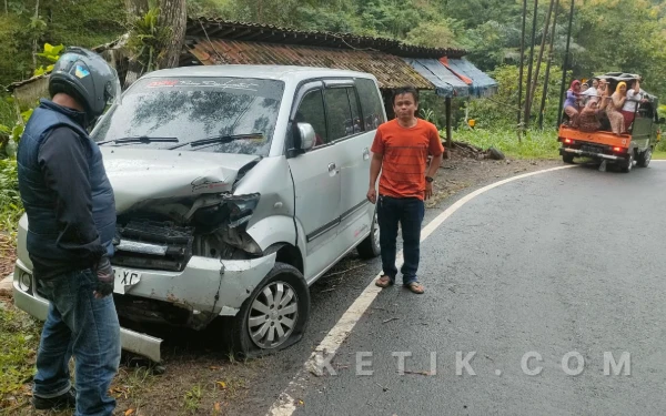 Thumbnail Berita - Apes! Mobil APV Penyok Tertimpa Batu Tebing yang Jatuh di Jalur Pacitan-Ponorogo