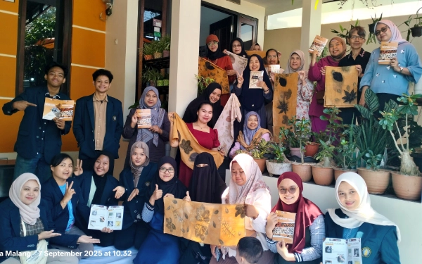 Thumbnail Berita - Tim PKM Teknik Kimia FTUB Tingkatkan Kreativitas Ibu PKK Merjosari Melalui Pelatihan Ecoprint dari Tanaman Obat Keluarga