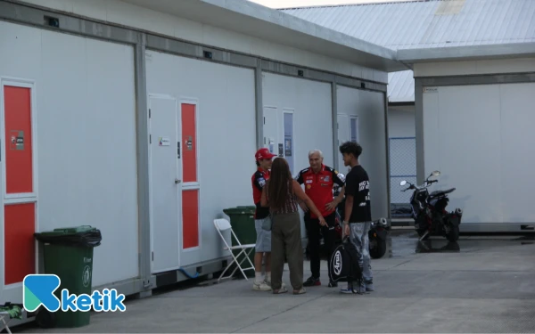 Thumbnail Pembalap Ducati sekaligus Juara Dunia MotoGP 2025 menemui rider Juara Dunia Supersport 300 asal Indonesia Aldi Satya Mahendra di paddock. (Foto: Rahmat Rifadin/Ketik)