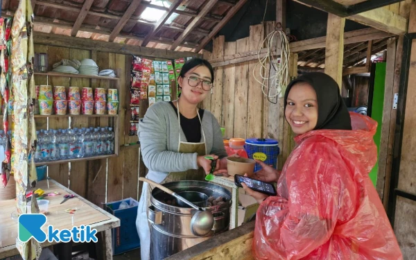 Thumbnail Berita - Satu-Satunya Warung di Lereng Gunung Biru, Tempat Singgah Pengunjung Off-Road Coban Talun