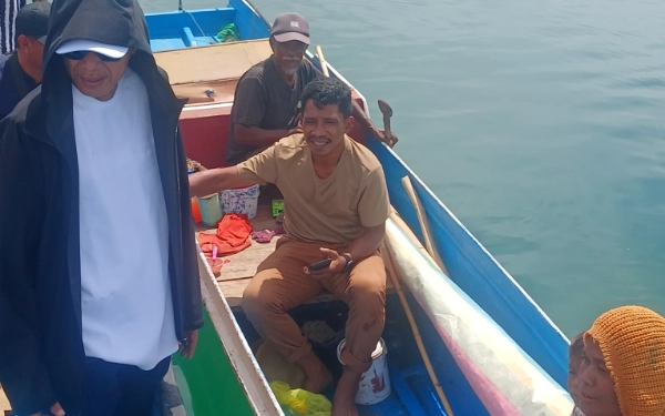 Thumbnail Wabup Helmi berbincang dengan 1 Kepala Keluarga dsri 40 Kepala Keluarga Nelayan rumput Desa Laluin yang berlokasi di tanjung Wairoro antara desa Ngute-Ngute dan Desa Laluin Kecamatan Kayoa Selatan Sabtu, 12 Juli 2025 (Foto: Mursal/Ketik.com)