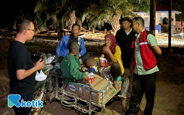 Thumbnail Berita - Kisah Haru! Jamaluddin Idham Beri Bantuan untuk Korban Banjir yang Lapar di Perjalanan