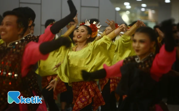 Thumbnail Peserta dengan memakai pakaian kostum tari mengikuti ajang Indonesia Menari 2025 yang serentak di 11 kota di seluruh Indonesia anatara lain; Medan, Palembang, Karawang, Bekasi, Jakarta, Bandung, Semarang Surabaya, Balikpapan, Makasar, dan Manado. Total peserta mencapai 8000 peserta, sedangkan kota Palembang tercatat sebagai peserta terbanyak 1200 peserta, Minggu 12 Oktober 2025. Dengan diiringi 8 lagu daerah Sinagar Tulo, Kicir-kicir, Cing Cangkeling, Anging Mamiri, Rek Ayo Rek, Indung-indung, Si Patokaan, dan Rasa Sayange yang diaransemen modern para penari serentak menari di salah satu mall di Palembang. (Foto: Wahyu Rahmanto/Ketik)