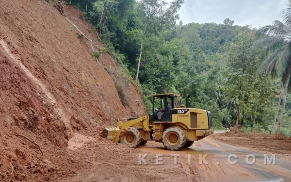 Thumbnail Berita - Mudik ke Pacitan? Awas! Jalur Ini Rawan Longsor, Polisi: Jika Darurat Bisa Hubungi 110