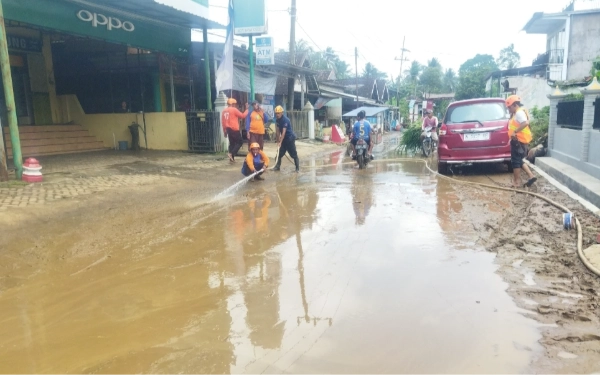 Thumbnail Berita - Desa Sitiarjo di Kabupaten Malang Diterjang Banjir, Ratusan Rumah Terendam Air dan Lumpur