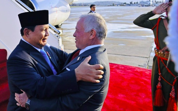 Thumbnail Berita - Raja Yordania Abdullah II Kemudikan Sendiri Mobil Kepresidenan Antar Prabowo ke Hotel