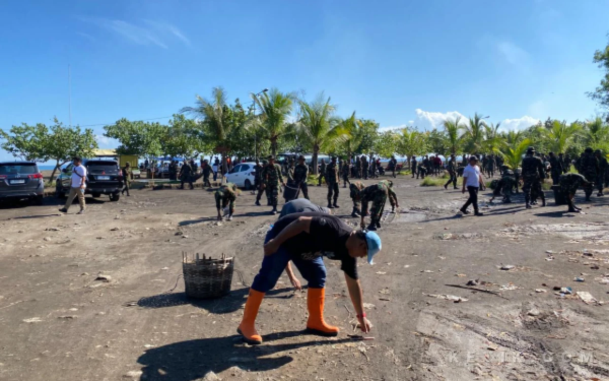 Thumbnail Berita - Camat Asembagus Hadiri Aksi Bersih-Bersih Sampah Pantai