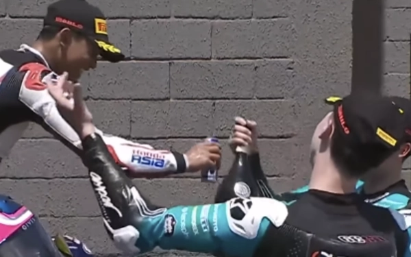 Thumbnail Berita - Veda Ega Pilih Minggir Saat Selebrasi Sampanye di Podium Moto3 Brasil, Netizen Kagum