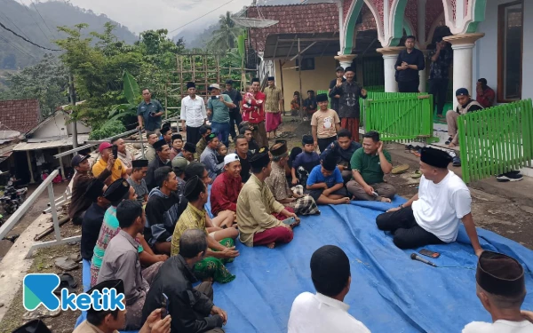 Thumbnail Berita - Warga Situbondo Patungan Perbaiki Jalan! Bupati Rio Turun Tangan, Janjikan Anggaran  di Tahun Depan