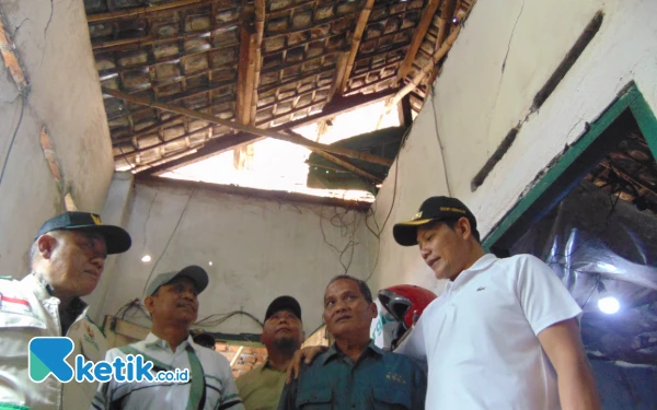 Thumbnail Bupati Sidoarjo Subandi Bantu Perbaiki Rumah Hampir Ambruk, Pemiliknya Sakit Stroke