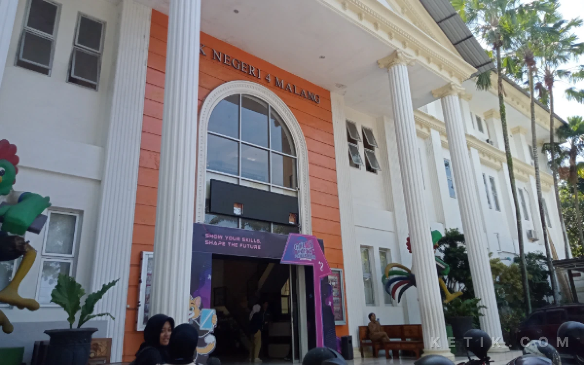 Thumbnail Berita - Dulu Dicap Hobi Tawuran, SMKN 4 Malang Kini Cetak Rekor 64 Siswa Lolos SNBP dan Juara LKS 2026