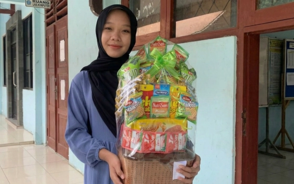 Thumbnail Berita - Tingkatkan Nilai Ekonomi Produk, Siswa Double Track SMAN 1 Muncar Bikin Hampers Ramadan