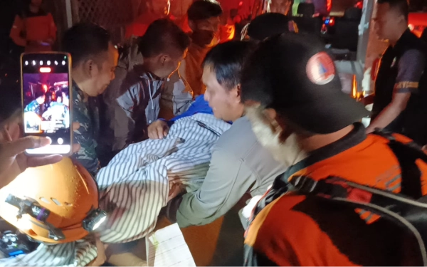 Thumbnail Berita - Banjir di Jember Lumpuhkan Jalur Nasional Jember–Lumajang, 3.944 KK Terdampak