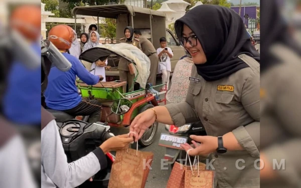 HUT Satpol PP, Satlinmas dan Damkar di Pacitan Diisi Aksi Tebar Takjil ke Pelintas