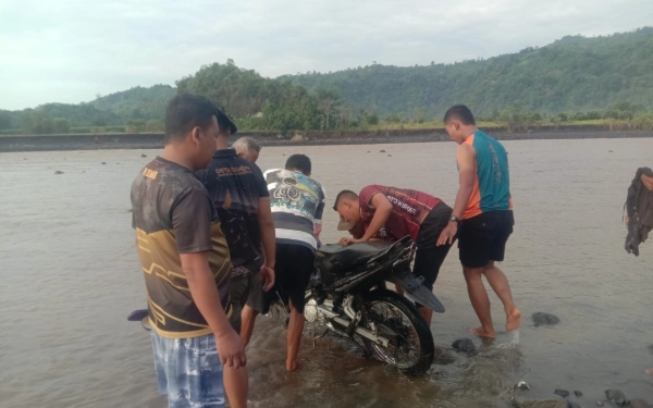 Thumbnail Berita - Terseret Arus Sungai Glidik, Ibu dan Anak di Kabupaten Malang Hilang