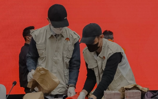 Thumbnail Berita - Geledah Kantor BI, Penyidik KPK Cari Bukti Dugaan Korupsi Dana CSR