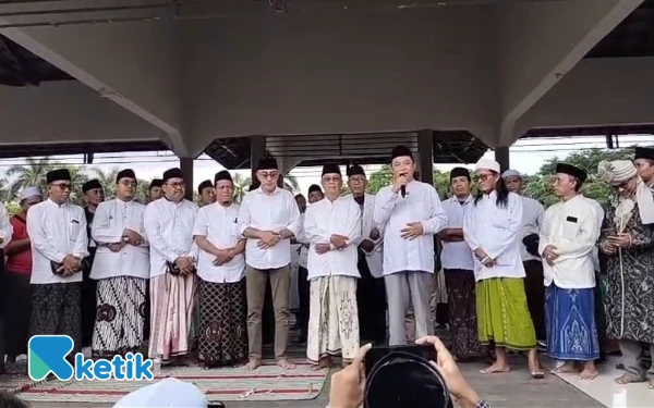 Thumbnail Berita - Ribuan Santri dan Alumni Pesantren Padati Alun-Alun Bondowoso, Desak Pencabutan Izin Siar Trans7